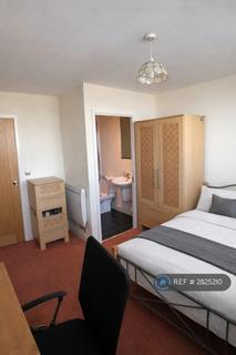 1 bedroom in a flat share to rent, Switch House, London, E14
