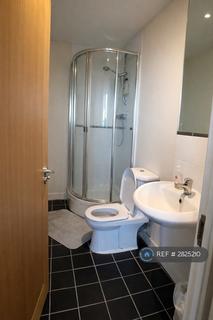 1 bedroom in a flat share to rent, Switch House, London, E14