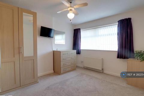 3 bedroom semi-detached house to rent, Bray Close, Crewe, CW1