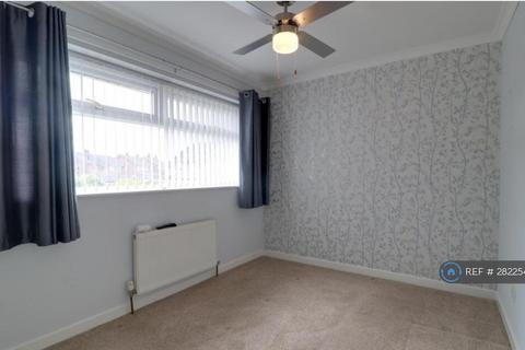 3 bedroom semi-detached house to rent, Bray Close, Crewe, CW1