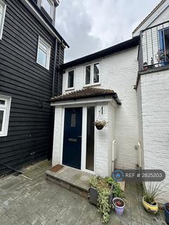 2 bedroom flat to rent, High Street, Kent, ME20
