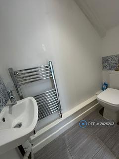 2 bedroom flat to rent, High Street, Kent, ME20