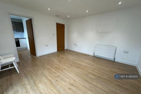 2 bedroom flat to rent, High Street, Kent, ME20