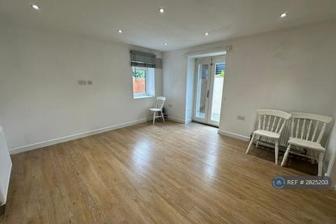 2 bedroom flat to rent, High Street, Kent, ME20