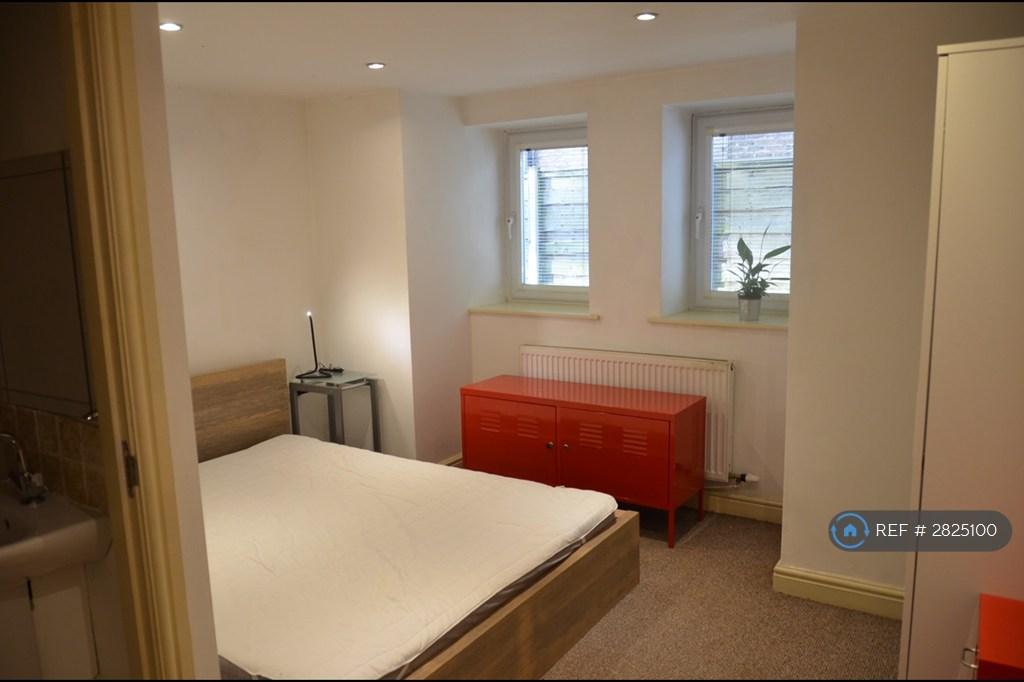 Bedroom 2 (With En-Suite Bathroom)