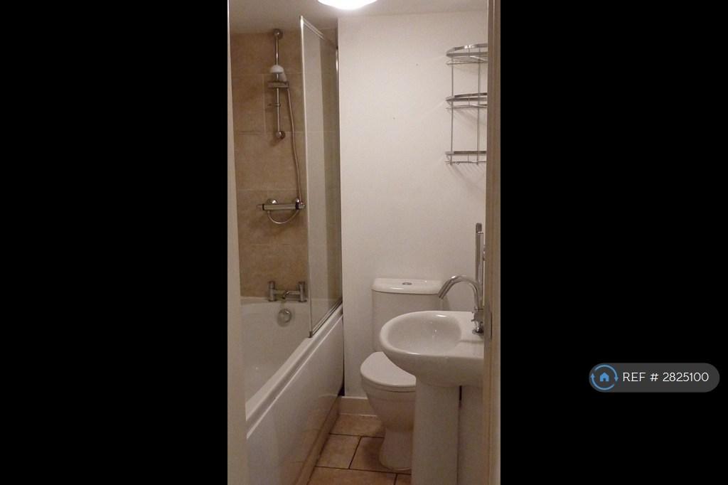 Bathroom 2 (En-Suite)