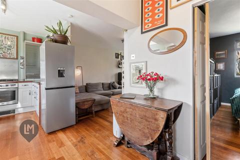 1 bedroom flat for sale, Windlesham Grove, London