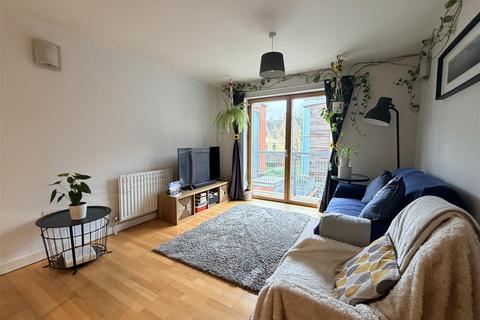 2 bedroom flat to rent, Ambleside Close, London