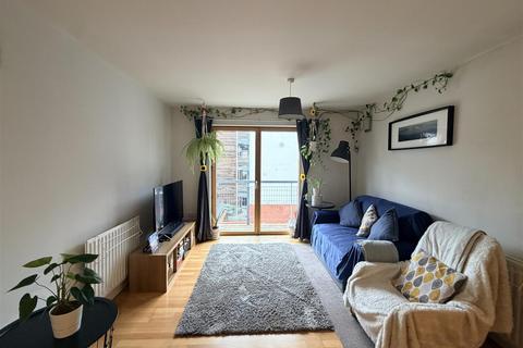 2 bedroom flat to rent, Ambleside Close, London