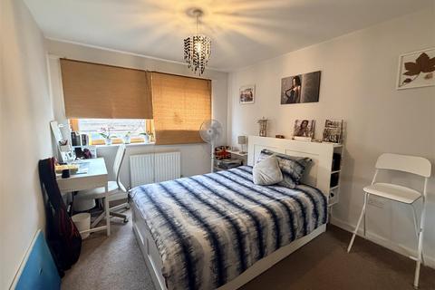 2 bedroom flat to rent, Ambleside Close, London