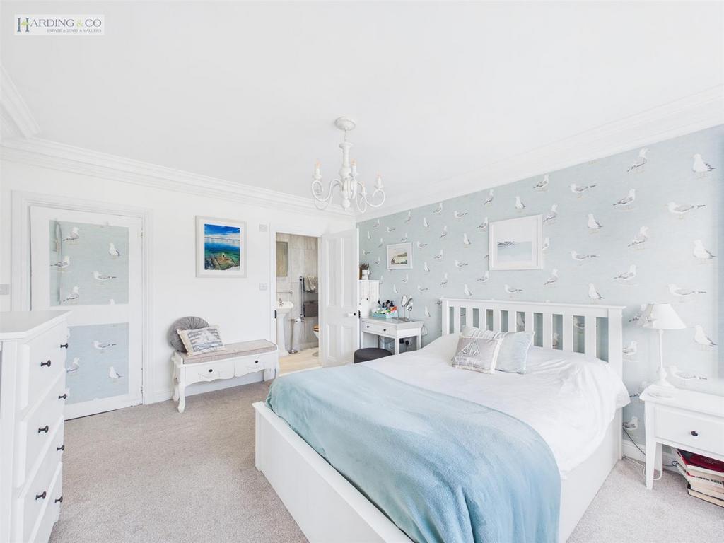 Front Bedroom (2).jpg