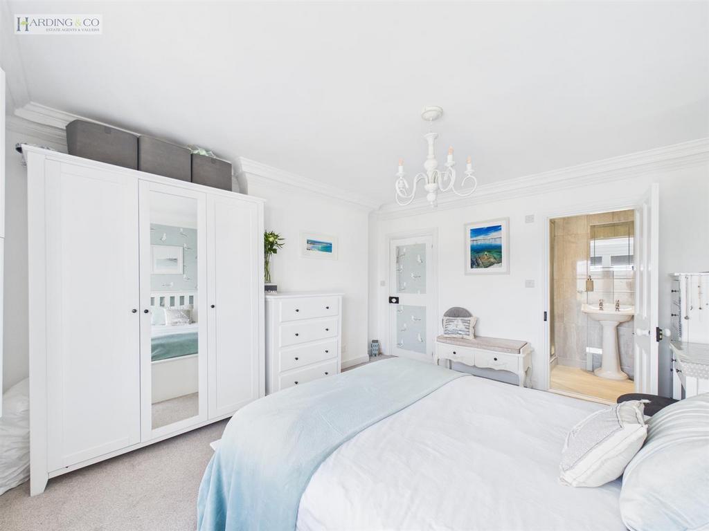 Front Bedroom (4).jpg