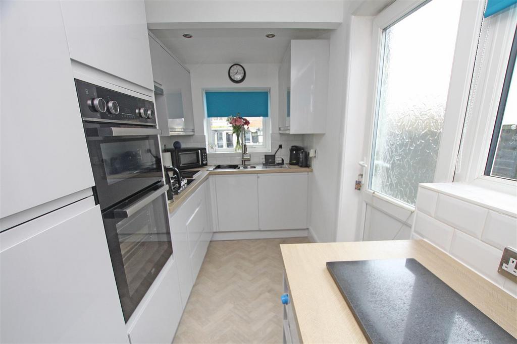 Kitchen b.jpg