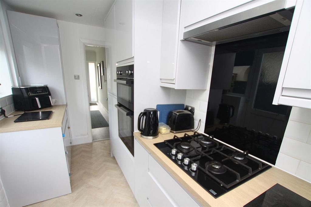 Kitchen a.jpg