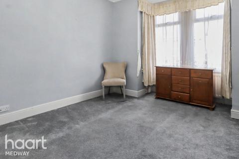 3 bedroom terraced house to rent, Sturdee Avenue, GILLINGHAM