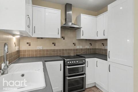 3 bedroom terraced house to rent, Sturdee Avenue, GILLINGHAM