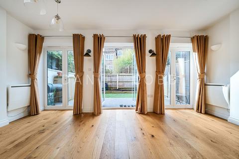 3 bedroom terraced house to rent, Stories Road, London, SE5