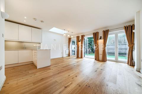 3 bedroom terraced house to rent, Stories Road, London, SE5