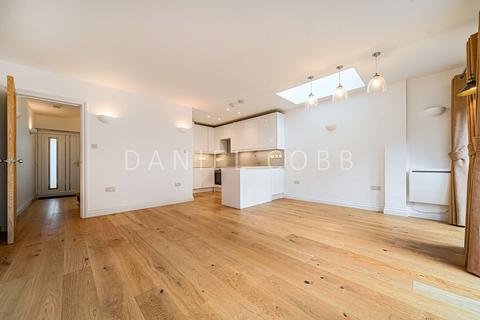 3 bedroom terraced house to rent, Stories Road, London, SE5