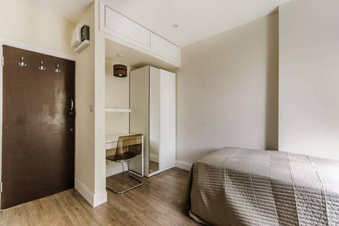Studio to rent, Nevern Place, Earls Court, London, SW5