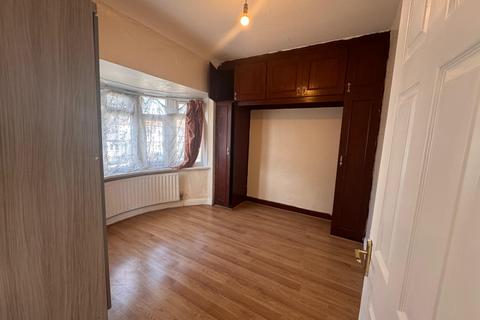 undefined, 90 Ascot Gardens, UB1 2SB