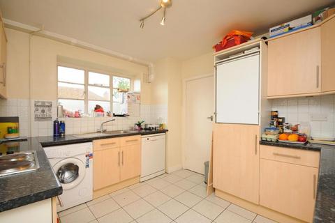 3 bedroom apartment to rent, Courtlands Sheen Road,  Richmond,  TW10