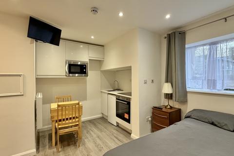 Studio to rent, Chatsworth Road