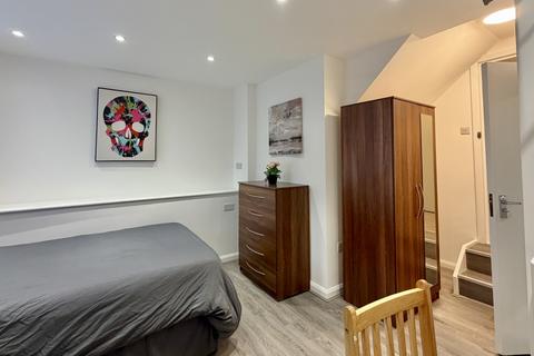 Studio to rent, Chatsworth Road