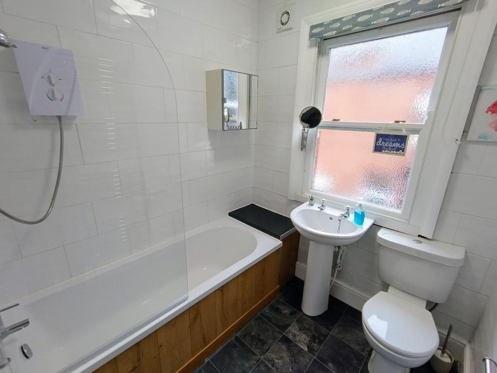 Bright tiled bathroom with modern fittings...