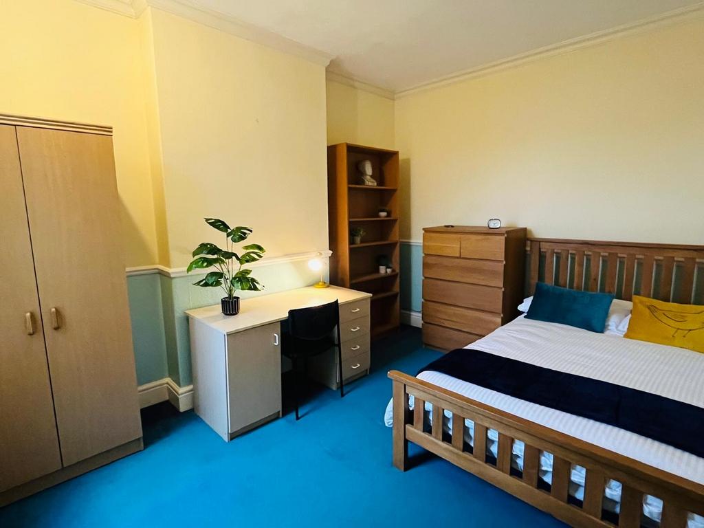Bright, furnished double bedroom with desk and ...