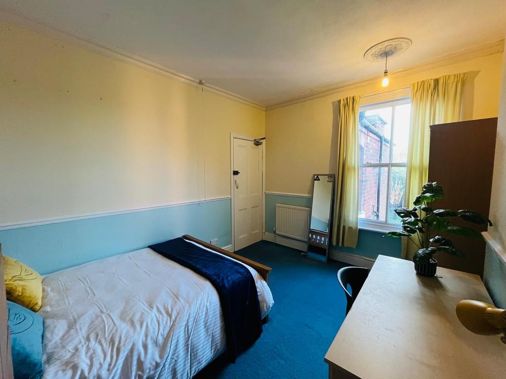 Bright double bedroom with desk and wardrobe...