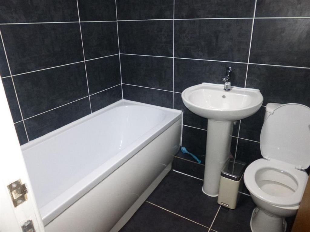 Modern bathroom with a white bathtub, pedestal ...
