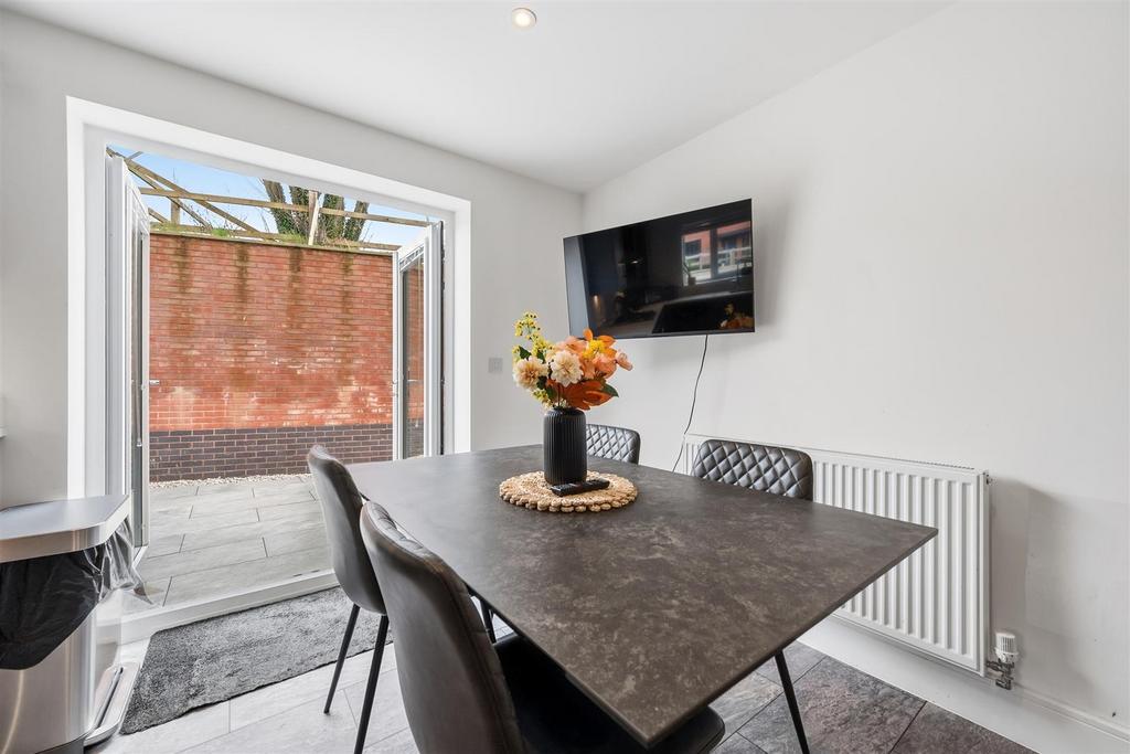 Dining area to garden.jpg
