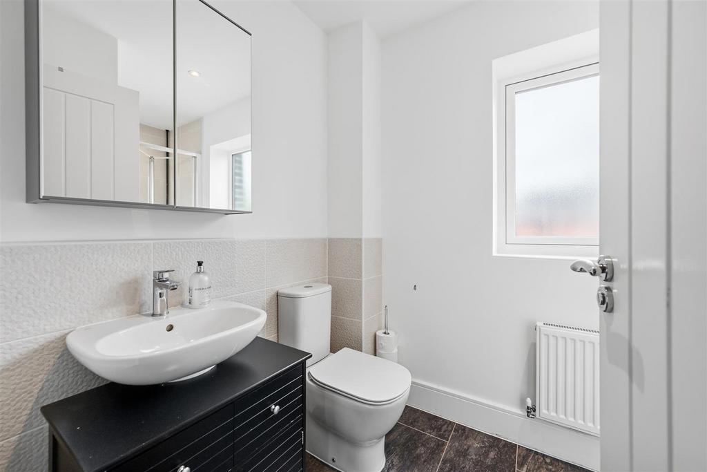En-suite - vanity and WC.jpg