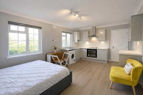 Studio to rent, Herga Court, Harrow on the Hill