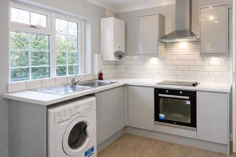 Studio to rent, Herga Court, Harrow on the Hill