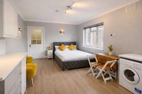 Studio to rent, Herga Court, Harrow on the Hill