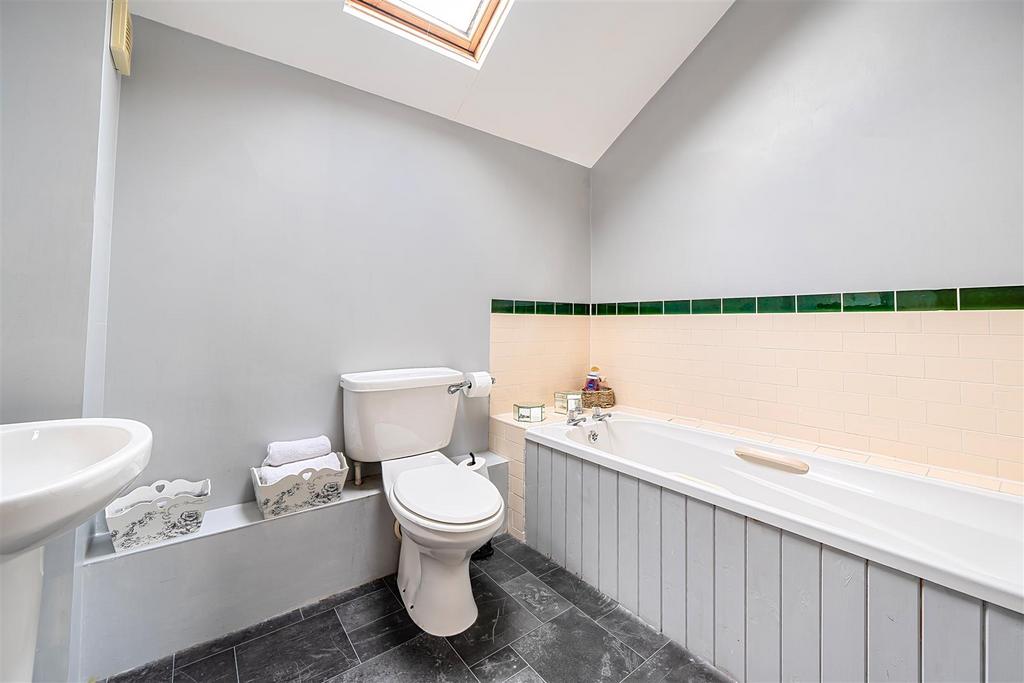 Zappo Ensuite Bathroom.jpg
