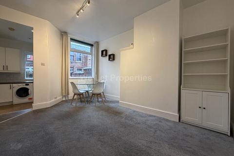 2 bedroom house to rent, Heald Place, Manchester M14
