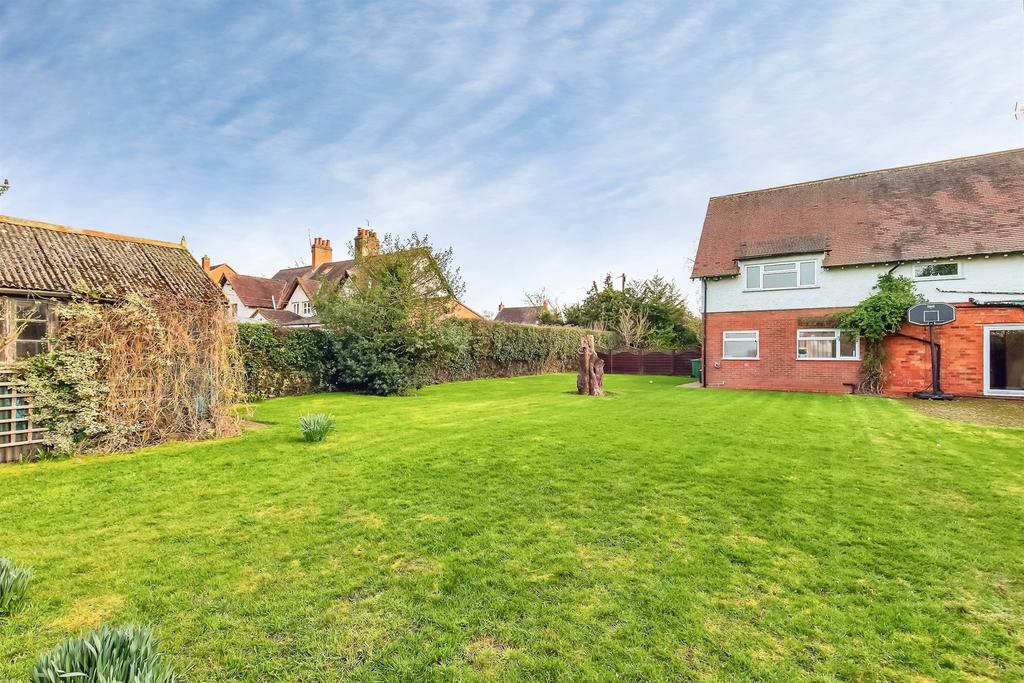4 bedroom end of terrace house for sale