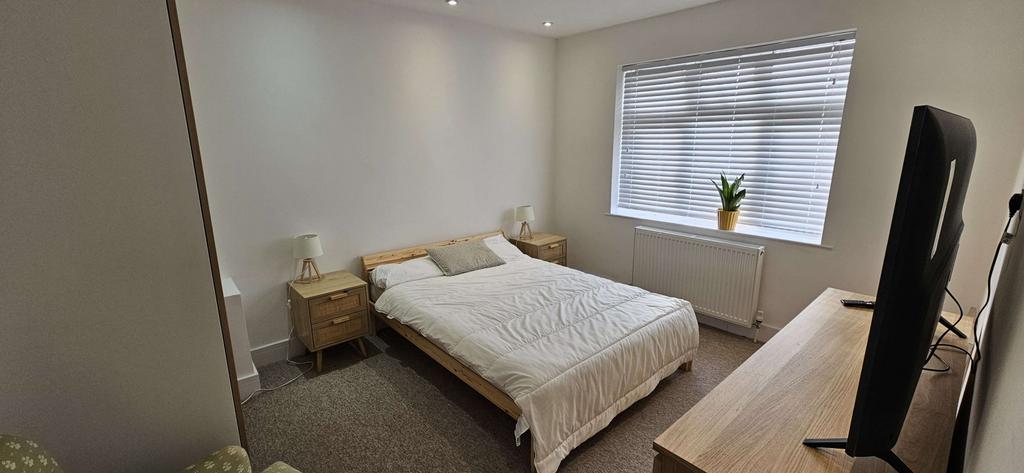 Fully Refurbished Room to rent in friendly house
