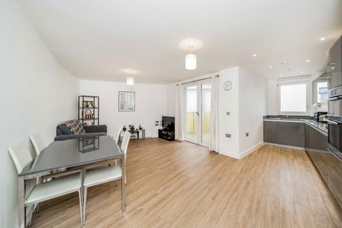 2 bedroom flat to rent, Finchley Road, London NW11