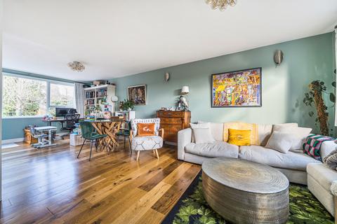 undefined, Woodlands, Surrey GU22