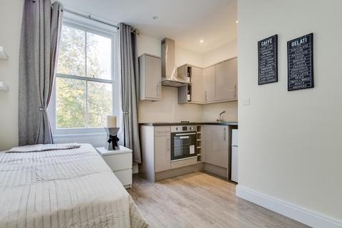 Studio to rent, Nevern Place, SW5