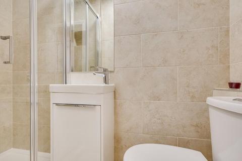 Studio to rent, Nevern Place, SW5