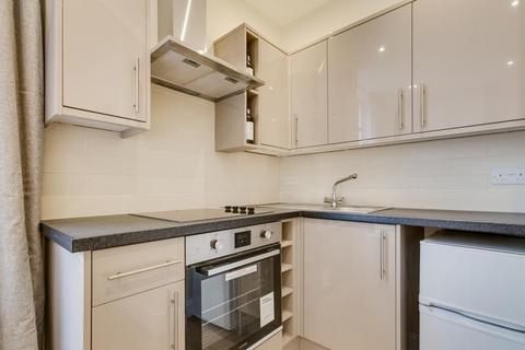 Studio to rent, Nevern Place, SW5