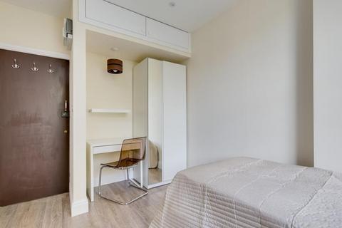 Studio to rent, Nevern Place, SW5