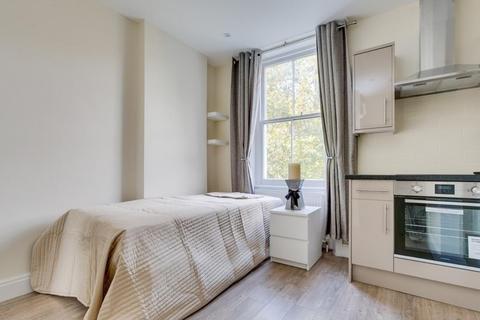 Studio to rent, Nevern Place, SW5