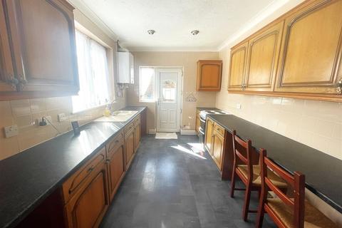 3 bedroom terraced house to rent, Chequer Road, Doncaster DN1