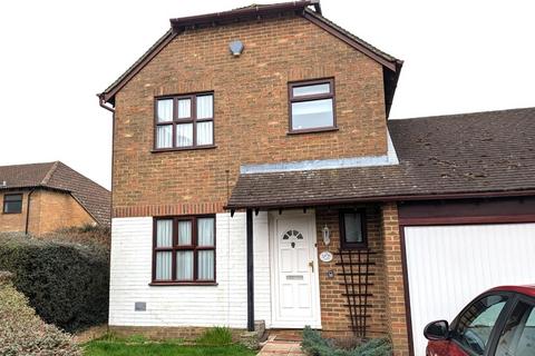3 bedroom house to rent, Dragonfly Close, Ashford TN23 5GH